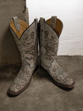 Tan Embellished Western Cowboy Boots By Corral Size 8 EUC!!